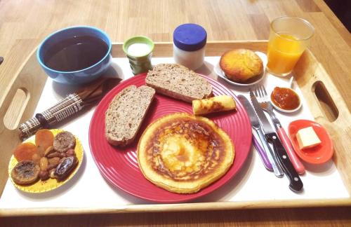 een dienblad met een bord ontbijtproducten op tafel bij 2 Coeurs 2 Landes in Garrosse