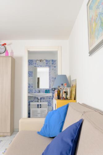 a bedroom with a bed and a mirror at B&B Mediterraneo in Procida