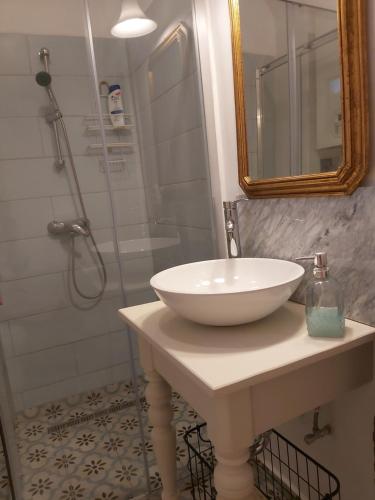 y baño con lavabo blanco y ducha. en Ronyhome, en Balatongyörök