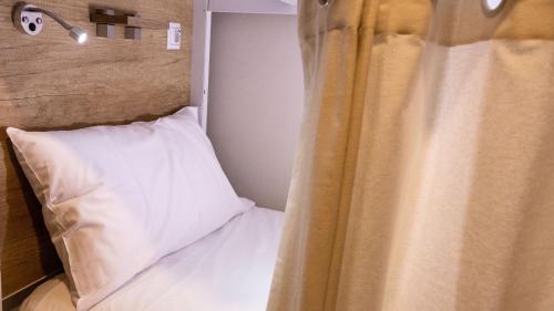 Ένα ή περισσότερα κρεβάτια σε δωμάτιο στο 4U Hostel