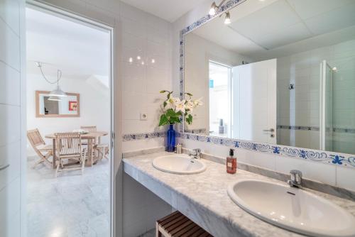 łazienka z 2 umywalkami i lustrem w obiekcie Marbella Villa Monteros w Marbelli