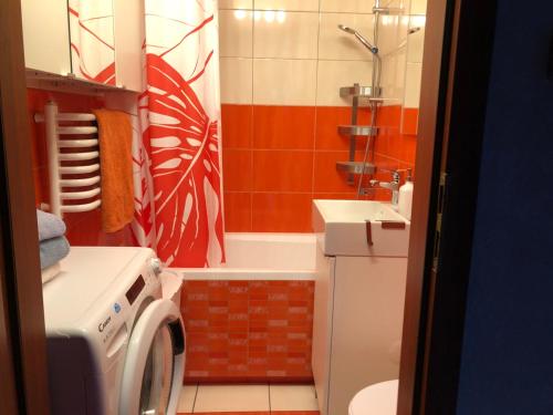 a bathroom with a washer and a washing machine at Apartament Zielone Bielany in Warsaw