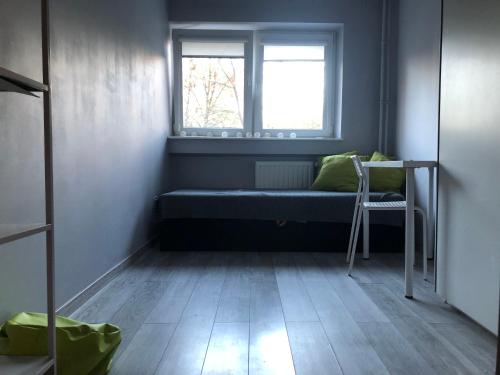 a small room with a bench and a window at Apartament Zielone Bielany in Warsaw