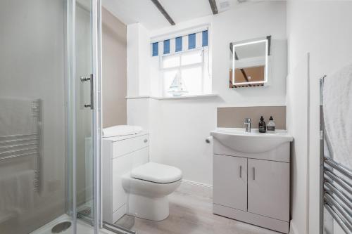 y baño con aseo, lavabo y ducha. en The Captain's Lookout - Cosy House with Sea Views, en Anstruther