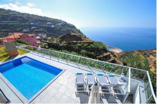 a villa with a swimming pool and a view of the ocean at Villa Atlantic Charm in Venda do Atalhinho