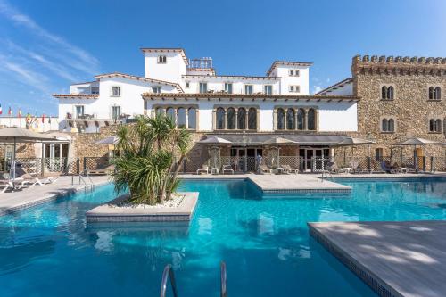 Piscina de la sau aproape de Hotel Castell Blanc