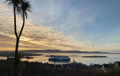 un gruppo di barche in acqua al tramonto di Orkney Lux Lodges - Hamnavoe a Stromness