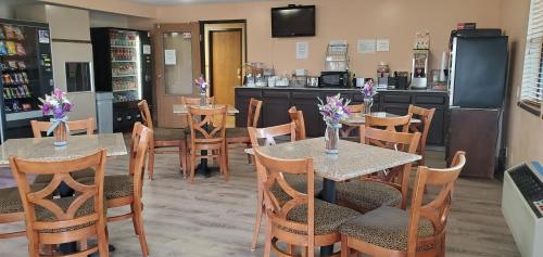 un ristorante con tavoli e sedie e una cucina di VICTORIAN INN a Central City