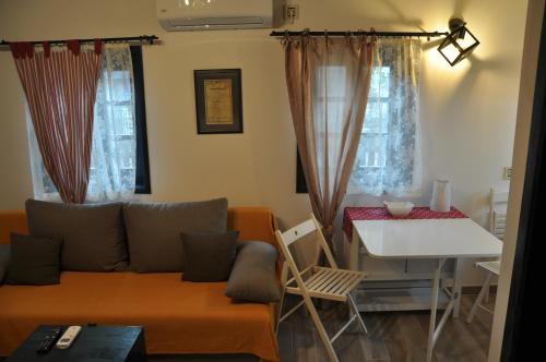 un soggiorno con divano e tavolo di STARA KOVAČNICA a Golubac