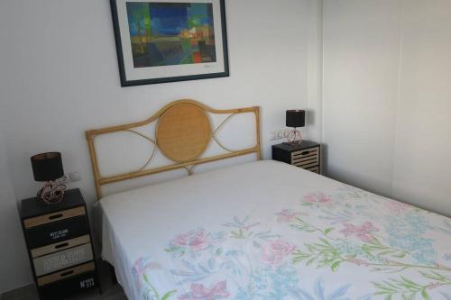 una camera con un letto e due comodini di Apartamento Algarrobo Costa a Algarrobo-Costa