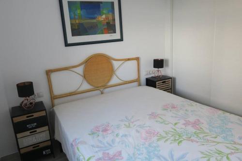 A bed or beds in a room at Apartamento Algarrobo Costa