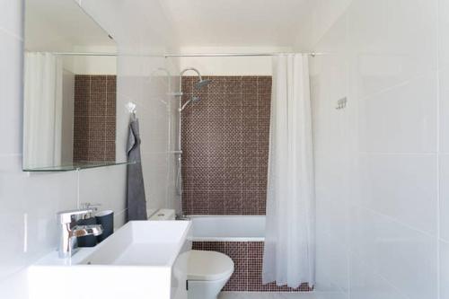 コスタ・デル・シレンチオにあるPrimavera Tenerifeのバスルーム(洗面台、トイレ、シャワー付)
