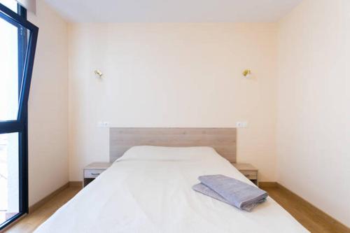コスタ・デル・シレンチオにあるPrimavera Tenerifeのベッドルーム(白いベッド、枕付)