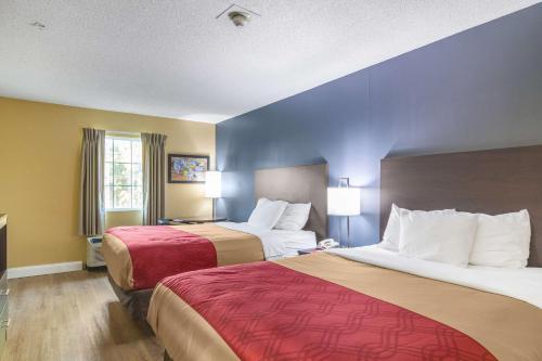 SureStay Hotel by Best Western Brunswick tesisinde bir odada yatak veya yataklar