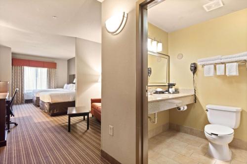 Habitación de hotel con cama y baño en SureStay Plus Hotel By Best Western Portland Route 52 West, en Portland