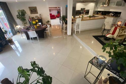 Il comprend un salon et une cuisine avec une table et des chaises. dans l'établissement Loft 10 personnes centre de Blois avec jacuzzi, à Blois