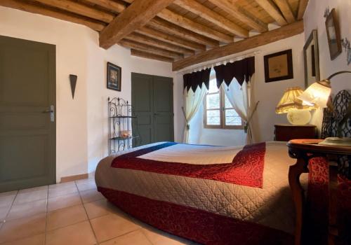 Katil atau katil-katil dalam bilik di Orangerie de Cardet - Maison d'hôtes - B&B