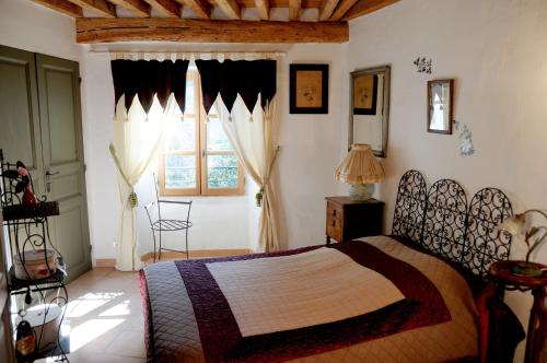 Katil atau katil-katil dalam bilik di Orangerie de Cardet - Maison d'hôtes - B&B