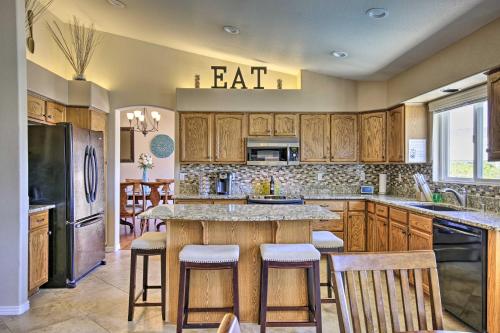Dapur atau dapur kecil di Boat Dock and Pool Lakefront Glendale Getaway!