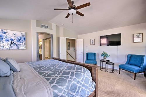 Televisyen dan/atau pusat hiburan di Boat Dock and Pool Lakefront Glendale Getaway!