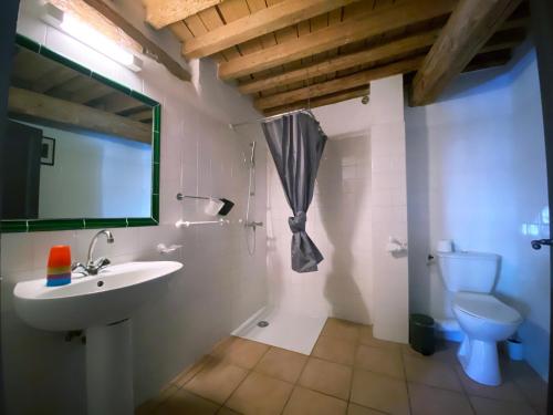 Ванная комната в Orangerie de Cardet - Maison d'hôtes - B&B
