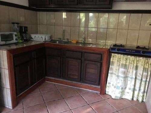 a kitchen with a sink and a stove at FLOR DE PARAISO BUNGALOWS in Montezuma