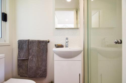 Phòng tắm tại Pindari Tiny Home Kangaroo Valley