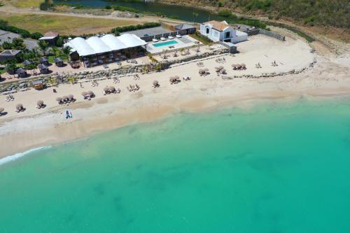 una vista aerea su una spiaggia con un resort di Le Domaine Anse Marcel Beach Resort ad Anse Marcel