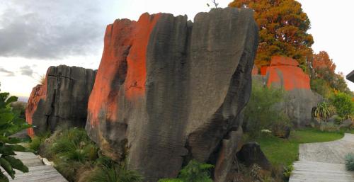 uma grande formação rochosa num jardim em Rock Retreat B&B farmstay em Cavernas de Waitomo