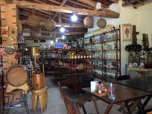 ein Geschäft mit einem Tisch und Stühlen in einem Raum in der Unterkunft Pousada Rural e Pesqueiro Chalé da serra in Conceição da Ibitipoca