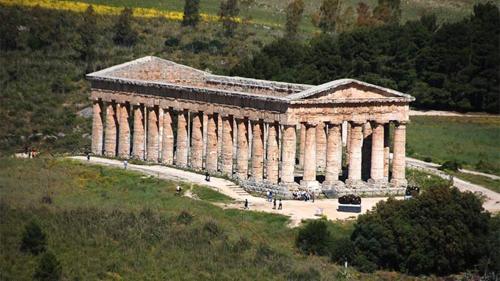 an ancient building with columns on a hill at La Domus di Segesta in Calatafimi
