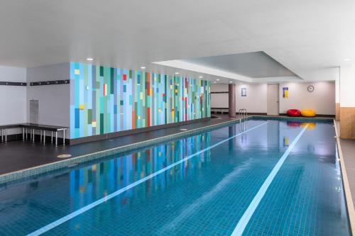 The swimming pool at or close to Meriton Suites North Ryde