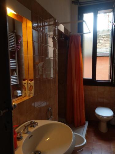 ヴェネツィアにあるカ ウィドマンのバスルーム(洗面台、トイレ付)、窓が備わります。