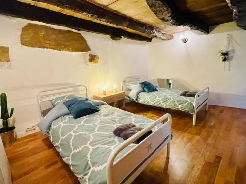 1 dormitorio con 2 camas en una habitación en Duguesclin entre Dinan et Plages, en Corseul
