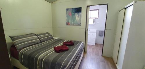Ένα ή περισσότερα κρεβάτια σε δωμάτιο στο Pinjarra Caravan Park and Cabins