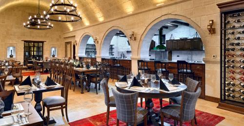 un restaurante con mesas y sillas y un bar en Seraphim Cave Suites & SPA, en Ürgüp