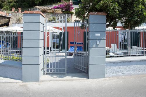 a fence with a gate in front of a building at Roca Du Ma Pasu in Monterosso al Mare