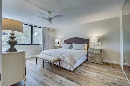 シエスタ・キーにあるExcelsior Beach to Bay-Baysideのベッドと窓のある白い寝室