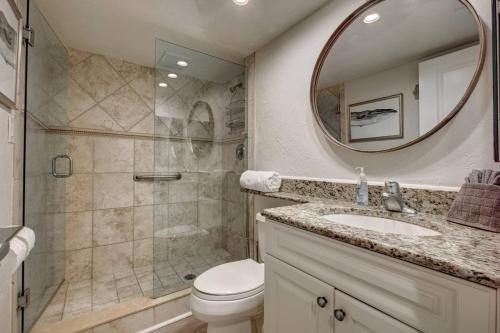 シエスタ・キーにあるExcelsior Beach to Bay-Baysideのシャワー、トイレ、洗面台を備えたバスルーム