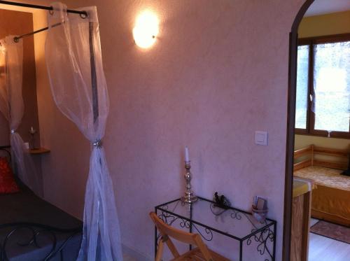 Veyrines-de-Vergt的住宿－Chambre d'hôtes La Cavaille，一间设有镜子和一张带蜡烛的桌子的房间