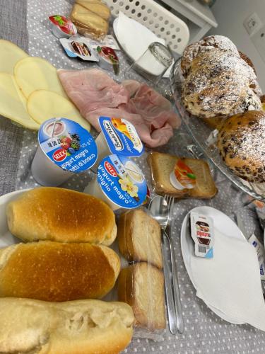 a table topped with lots of different types of bread at Maison De luxe in Pompei