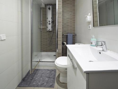 une salle de bains avec toilettes, lavabo et douche dans l'établissement Barcelona Mercaders Apartments, à Barcelone