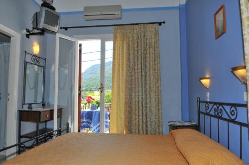 เตียงในห้องที่ Oasis Hotel Theodoros & Litsa Galaris