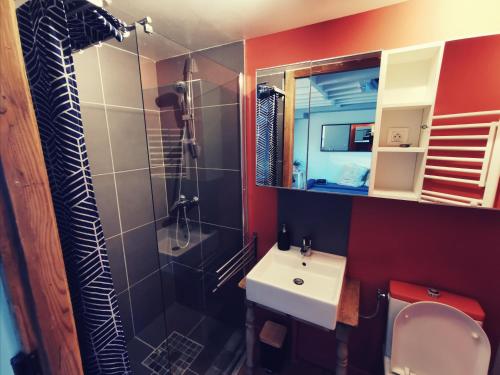 a bathroom with a shower and a sink at Maison de pêcheur Wissant plein centre in Wissant