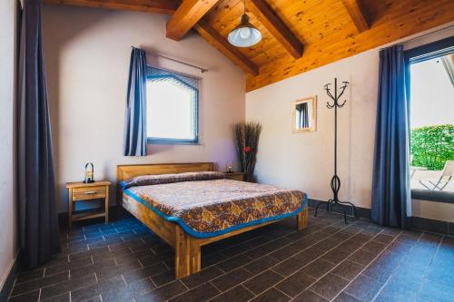 een slaapkamer met een bed in een kamer bij Il casotto nelle Langhe in Farigliano