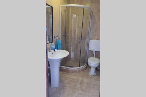 ビゴヴォにあるPeaceful Sea Residenceのシャワー、洗面台、トイレ付きのバスルーム