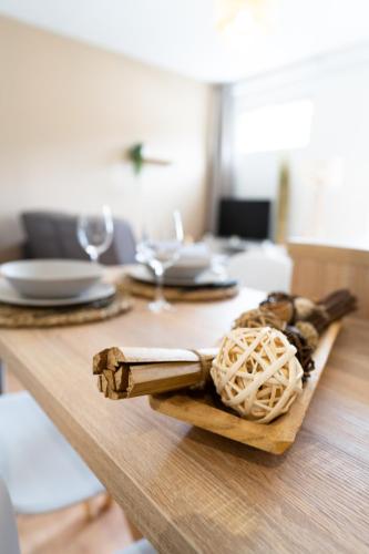une table en bois avec une assiette de nourriture dessus dans l'établissement Appartement confort avec parking privé à Saumur, à Saumur