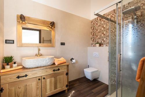 ein Badezimmer mit Waschbecken und Dusche in der Unterkunft Villa Santa Maria in Vrbnik