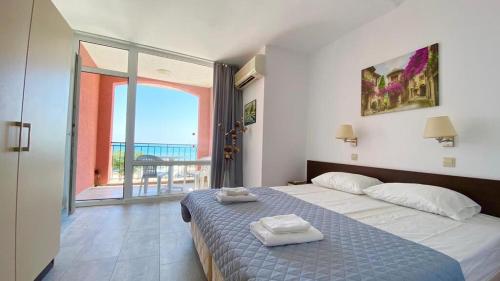 サニービーチにあるCarina Beachのベッドルーム1室(ベッド1台、大きな窓付)