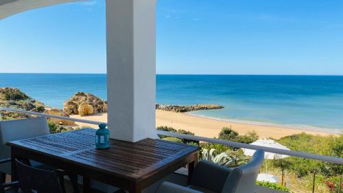 stół na balkonie z widokiem na plażę w obiekcie Beira Mar by Check-in Portugal w Albufeirze